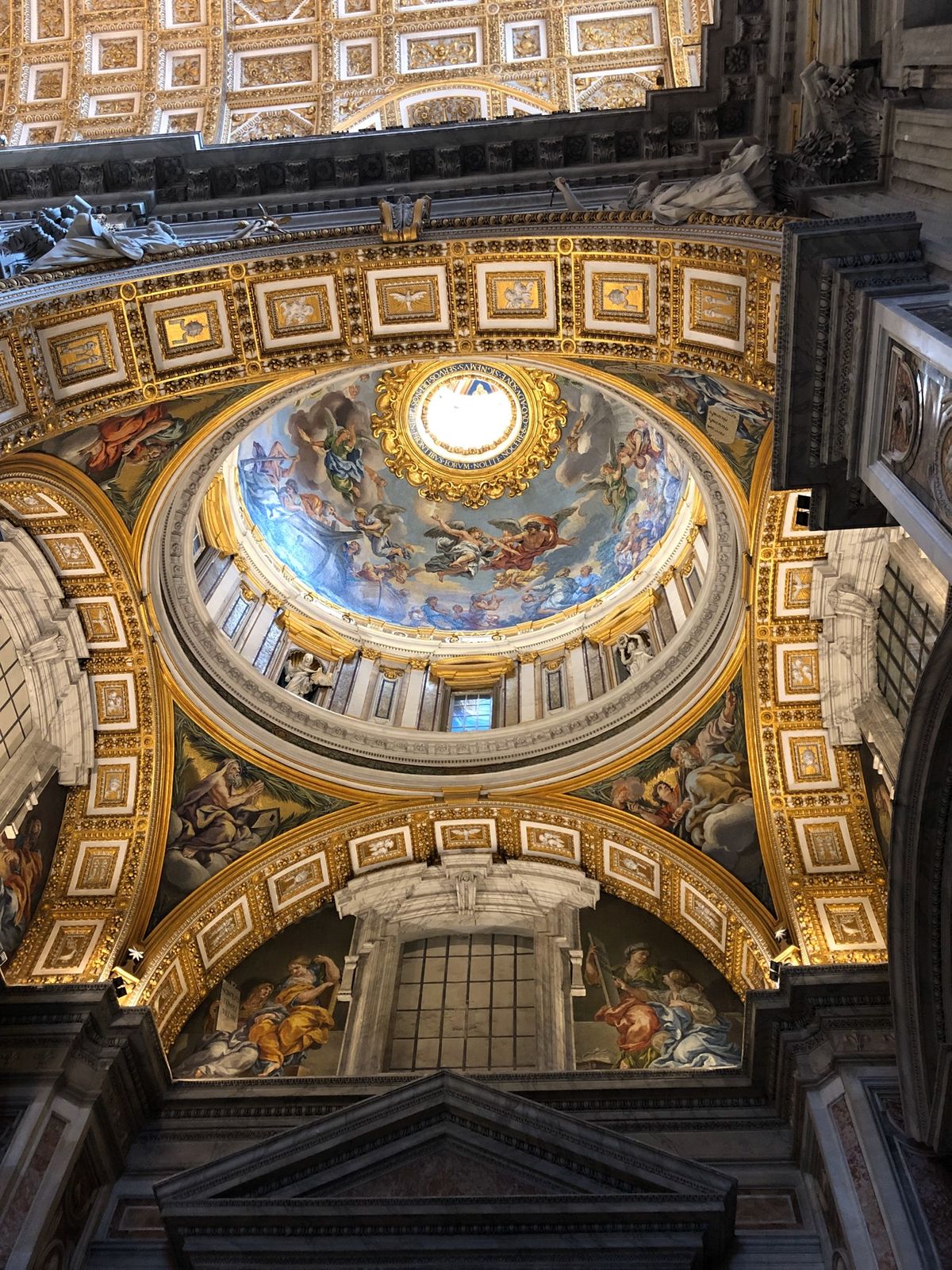 バチカン市国入るのに長蛇の列。
サンピエトロ大聖堂。