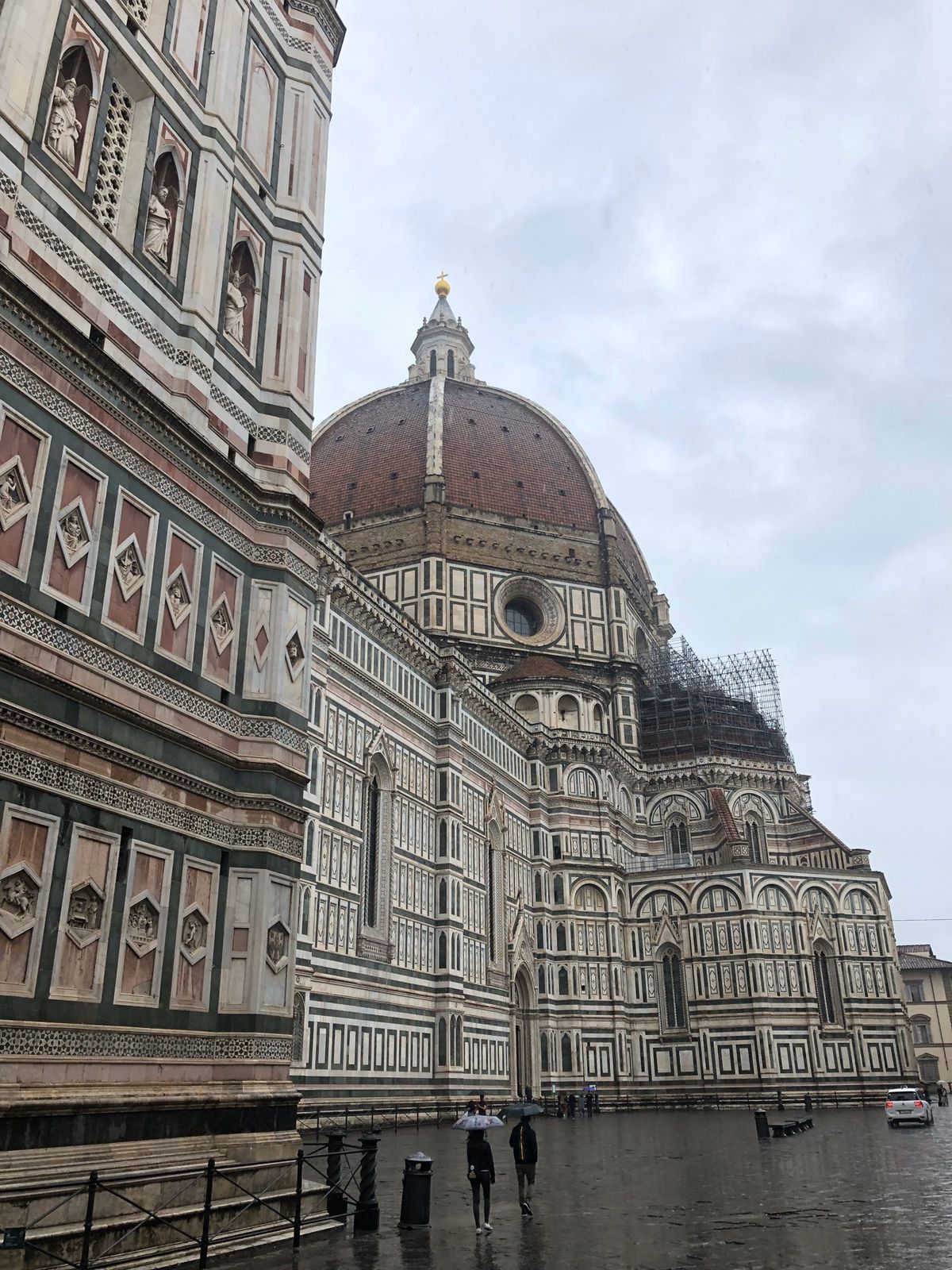 フィレンツェは残念ながら雨☂️
ピサの斜塔も雨☂️
けどビールは飲む🍺