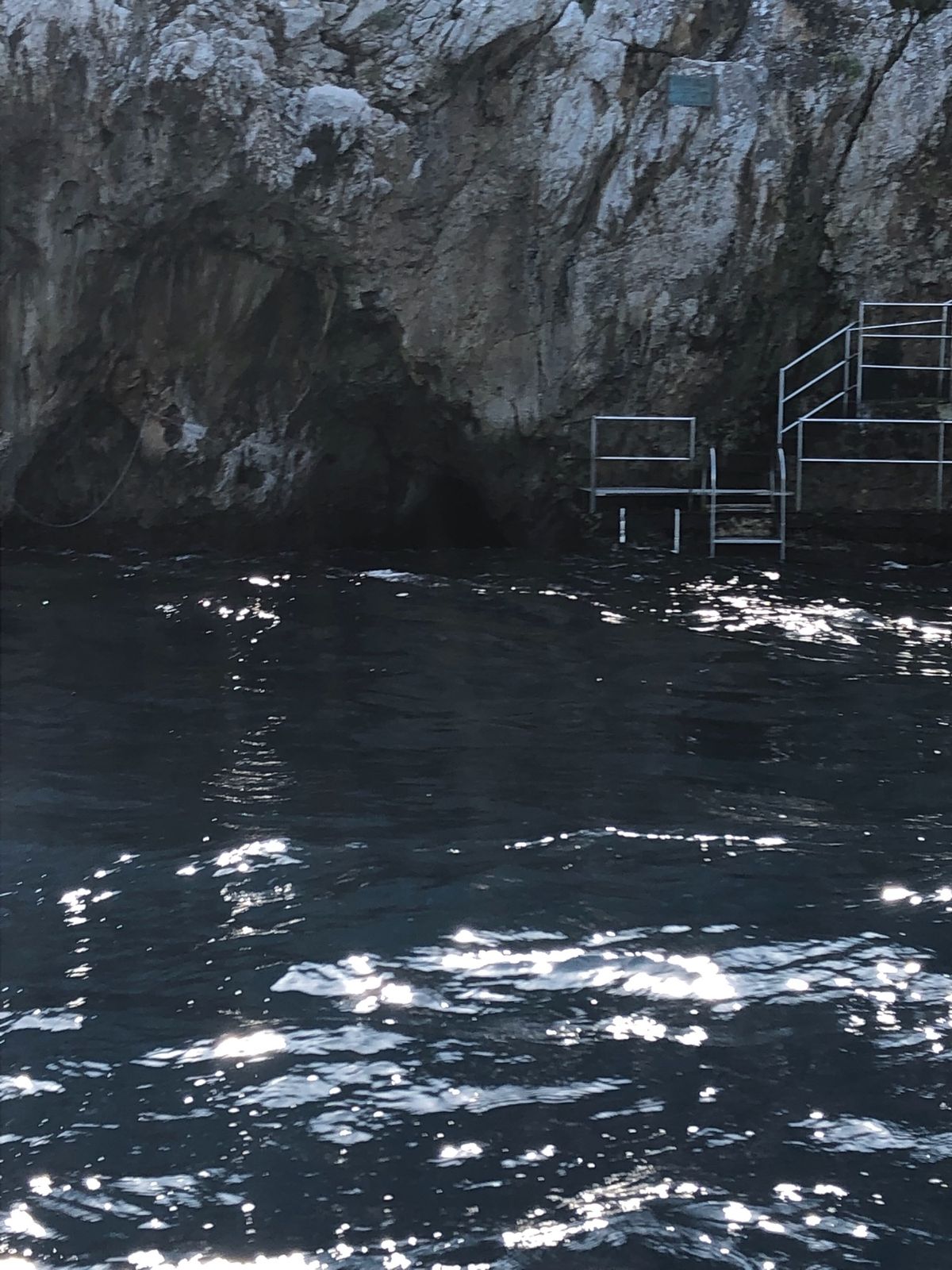 一番楽しみにしていた青の洞窟。波が荒れていてはいれませんでした涙