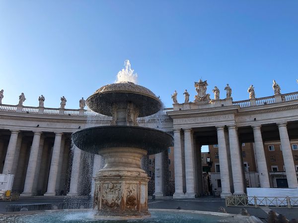 イタリア・ローマ、ミラノ、ヴェネツィア、カプリ島、バチカン市国「イタリア旅行」の写真：バチカン市国入るのに長蛇の列。
サンピエ...