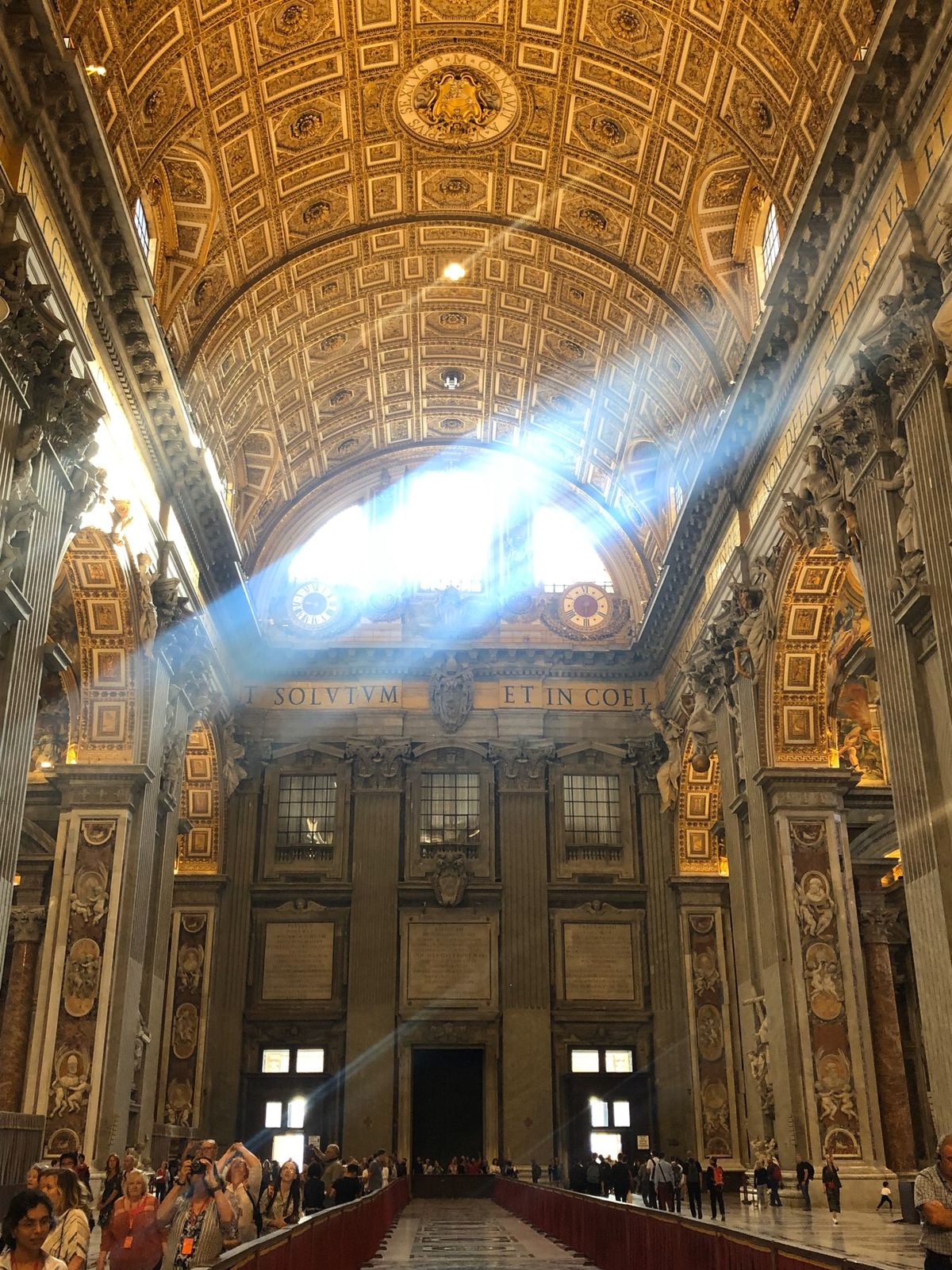 バチカン市国入るのに長蛇の列。
サンピエトロ大聖堂。
