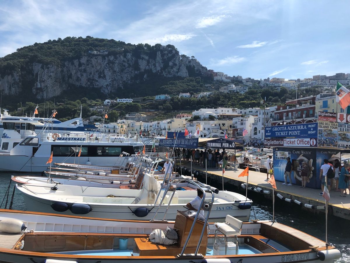 一番楽しみにしていた青の洞窟。波が荒れていてはいれませんでした涙