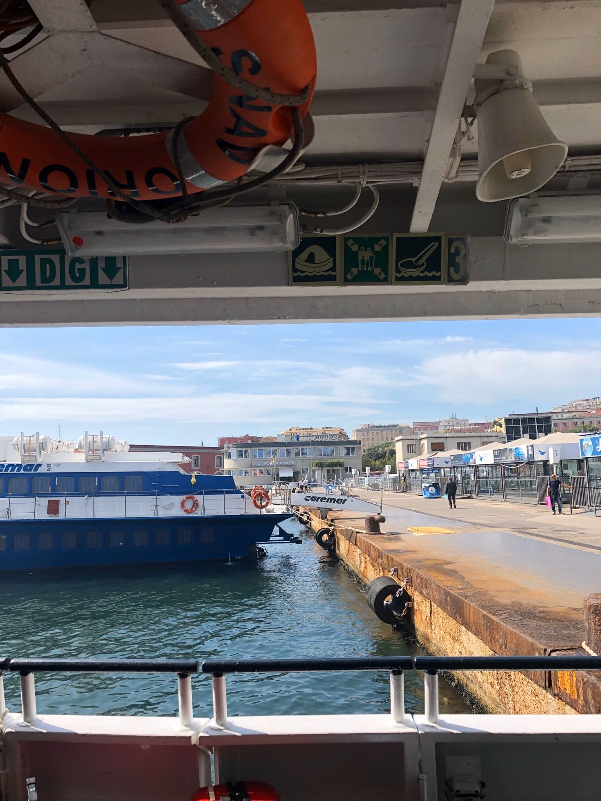 一番楽しみにしていた青の洞窟。波が荒れていてはいれませんでした涙