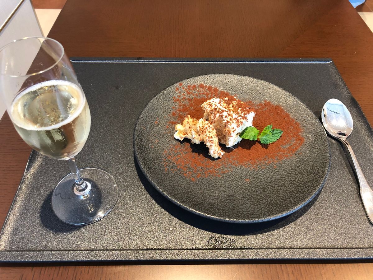 うまファーストクラスラウンジ。