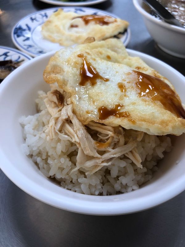 台湾・台北、野柳、淡水「台湾グルメ」の写真：朝食は梁記嘉義鶏肉飯♫実はテイクアウトで...
