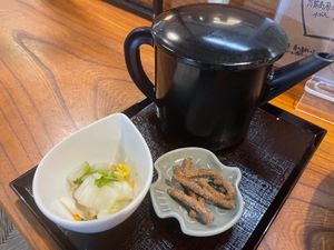 先ずは戸隠中社近くのお蕎麦屋さんへ。ここでは「うずら家」が超有名店ですが、...