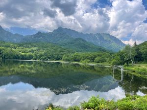 鏡池に着きました。湖面に映る戸隠山が美しい。ここは紅葉の名所でもあります。