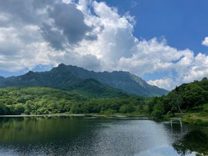 鏡池に着きました。湖面に映る戸隠山が美しい。ここは紅葉の名所でもあります。