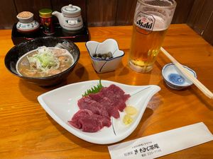 旅の最後は駅前の居酒屋で新幹線の時間まで軽く一杯。馬刺しは美味しかった。〆...