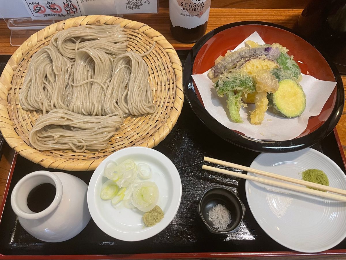 先ずは戸隠中社近くのお蕎麦屋さんへ。ここでは「うずら家」が超有名店ですが、...