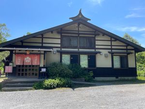 少し早めのお昼は植物園近くにある極楽坊へ。ここは戸隠に来るたびに行っている...