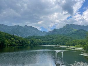 鏡池に着きました。湖面に映る戸隠山が美しい。ここは紅葉の名所でもあります。