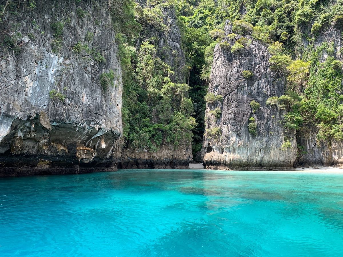 3日目

ピピ島とカイ島ツアー

エメラルドグリーンの海が綺麗😊
ここでも...