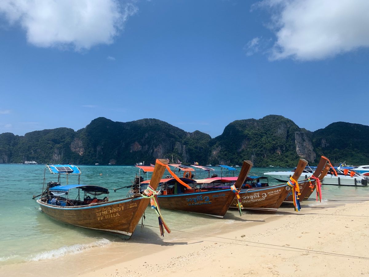 3日目

ピピ島とカイ島ツアー

エメラルドグリーンの海が綺麗😊
ここでも...