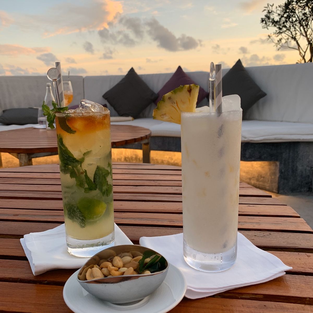 ✨ホテルのバー✨

ここもまた景色が良いんですよ〜
なんて良い場所なんだろ...