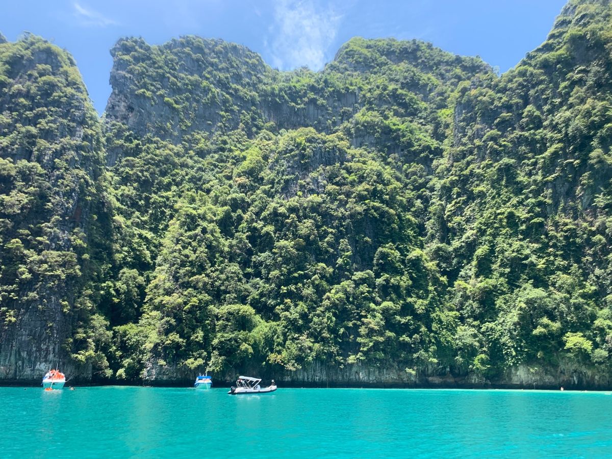 3日目

ピピ島とカイ島ツアー

エメラルドグリーンの海が綺麗😊
ここでも...