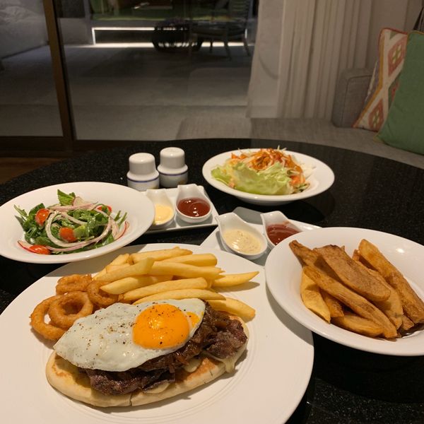 タイ・プーケット「★遅めの夏休みで癒しを求めて★」の写真：✨ホテルのルームサービス✨

海で遊んで...