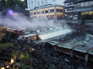 昼と夜とで雰囲気変わる😳湯畑