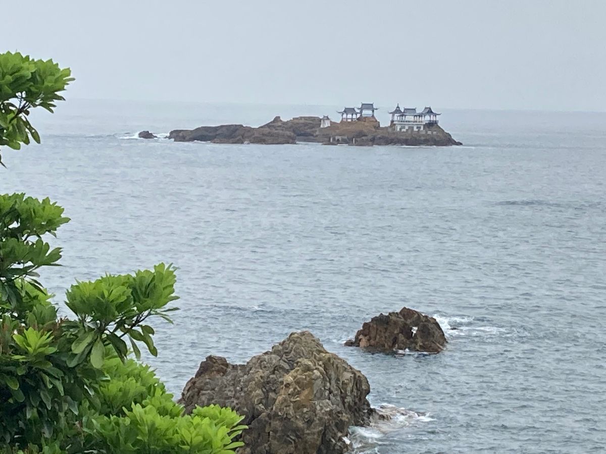 竜宮城を見に日和山海岸へ