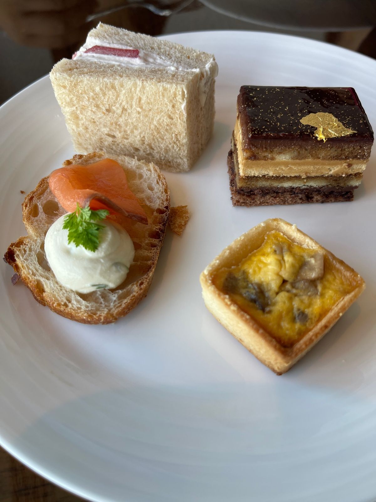 ラウンジのアフタヌーンティー、カクテルタイムともにかなり良かった。
朝食も...