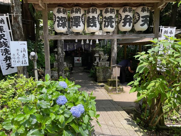 日本・神奈川県「あじさい電車と箱根温泉」の写真：塔ノ沢駅ホームのすぐそばにある銭洗弁天。