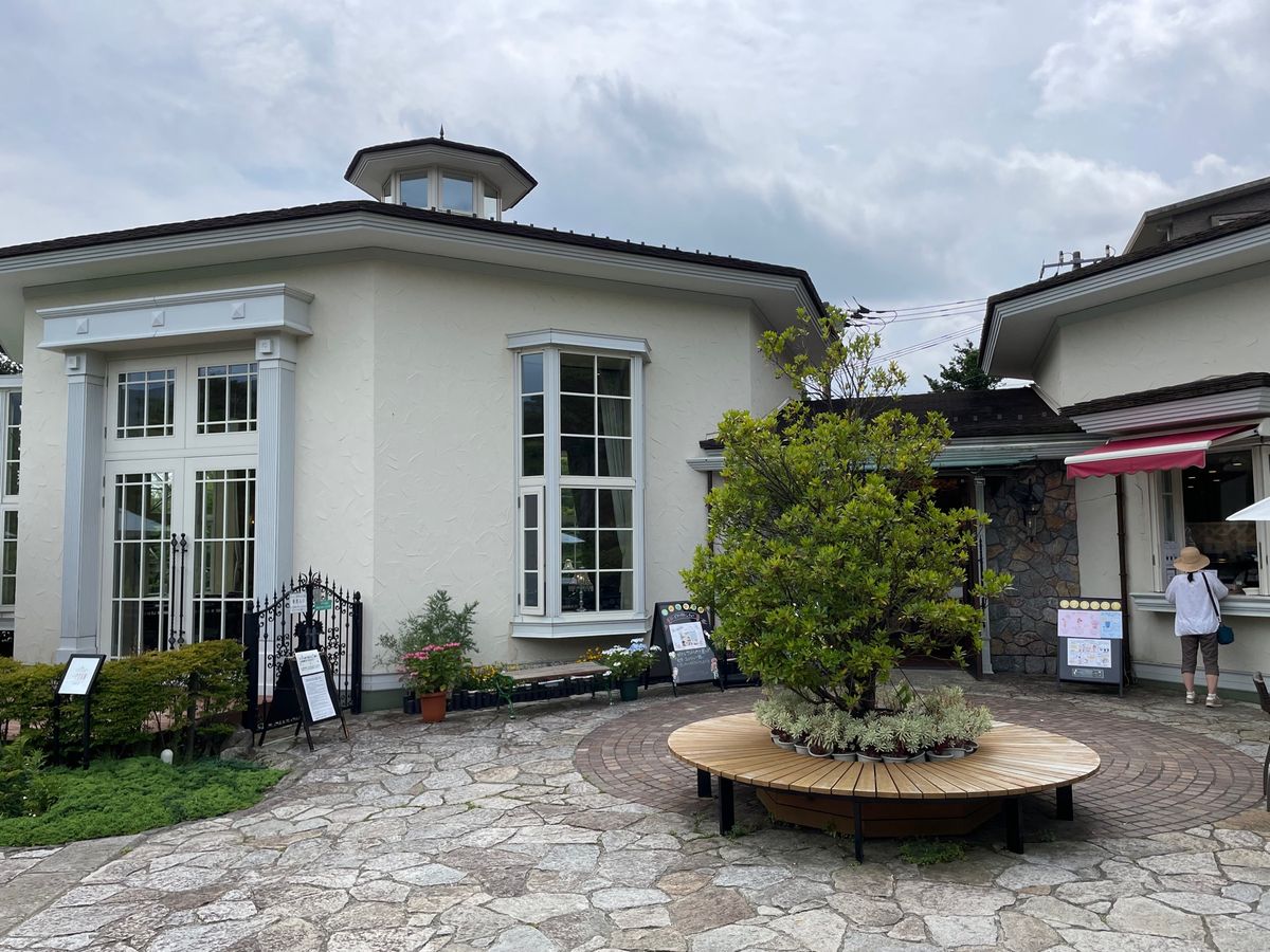 公園内のカフェで一休み。お洒落なカフェでした。