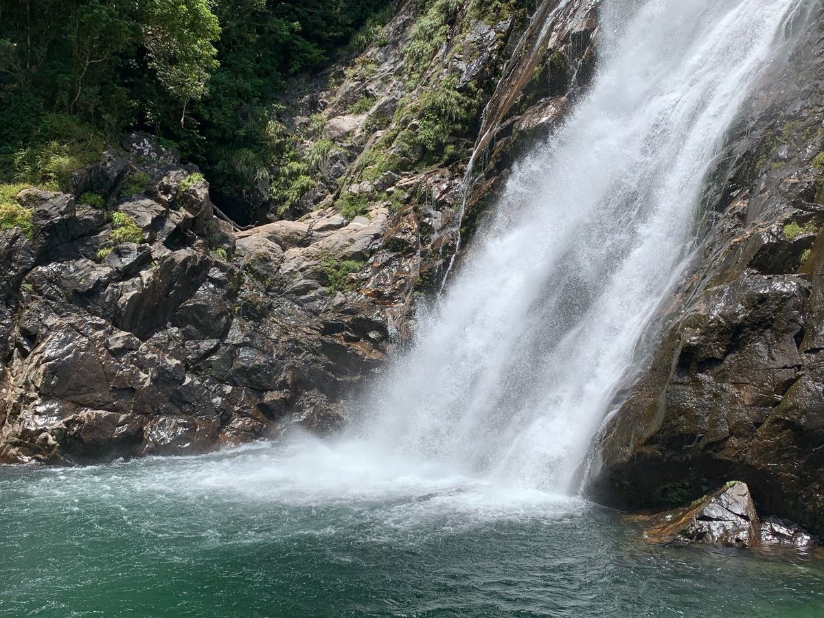 大川の滝！写真を撮っていると地元のおとうさんが来て「写真撮ってやるよ」と。...