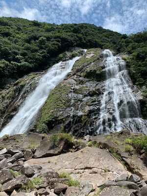 大川の滝！写真を撮っていると地元のおとうさんが来て「写真撮ってやるよ」と。...