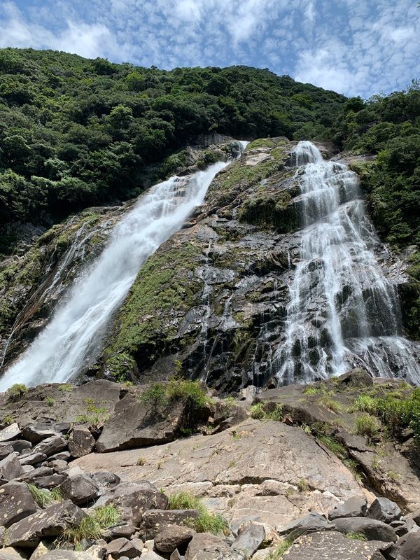 日本・縄文杉、白谷雲水峡、いなか浜「屋久島ひとり旅」の写真：大川の滝！写真を撮っていると地元のおとう...