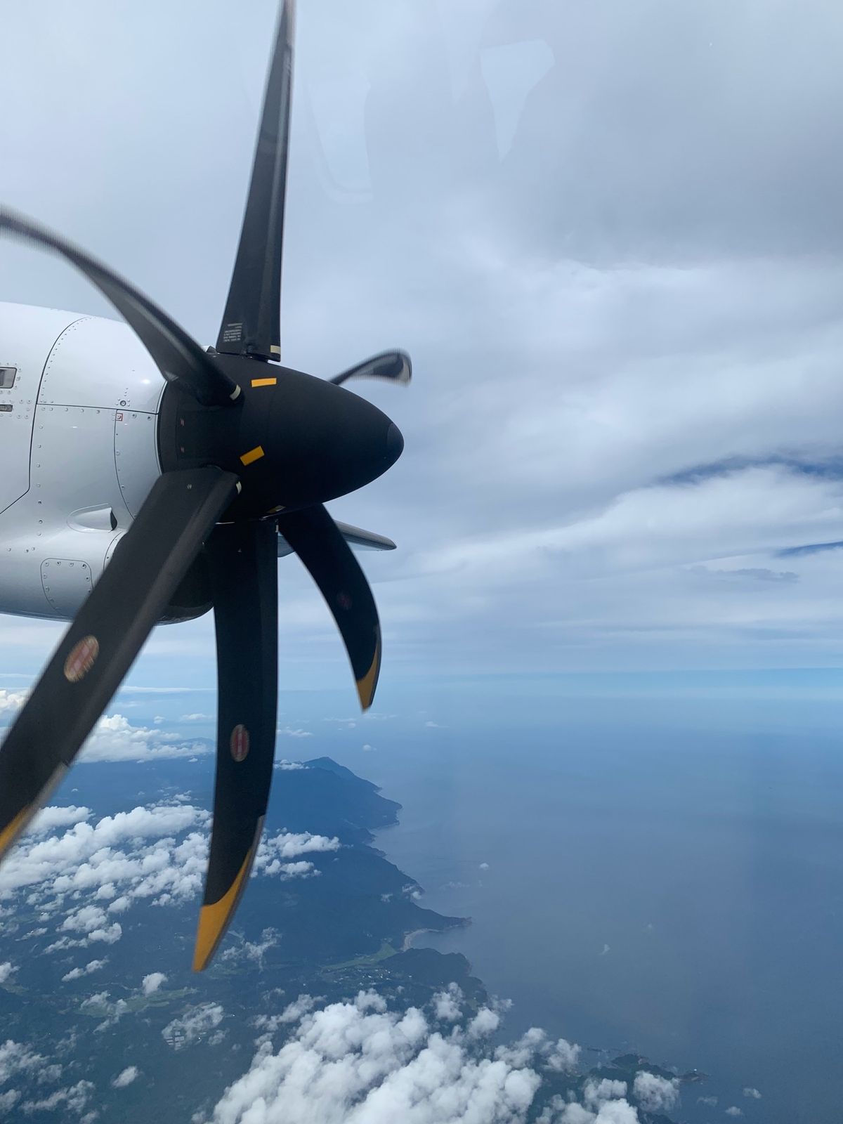 鹿児島空港から屋久島空港へは小さなプロペラ機で！
