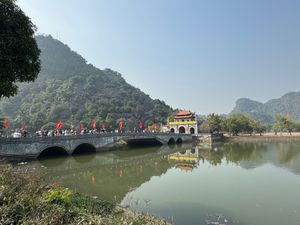 ベトナム　ニンビン　（世界遺産）
●古都ホアルーのリンティンホアン寺
●チ...