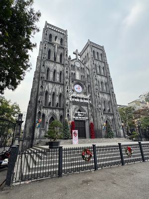 ベトナム　ハノイ
●大木にたくさんの神様が！
●チャンクオック寺
●ホアン...