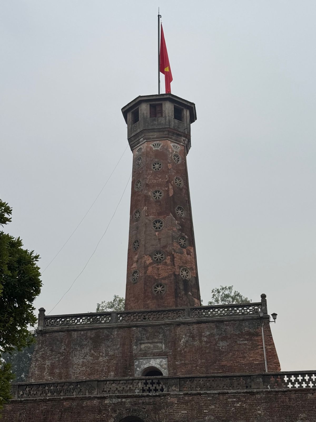 ベトナム　ハノイ
●国旗掲揚台
●ホーチミン廟
●クアンタン寺
●クアンタ...