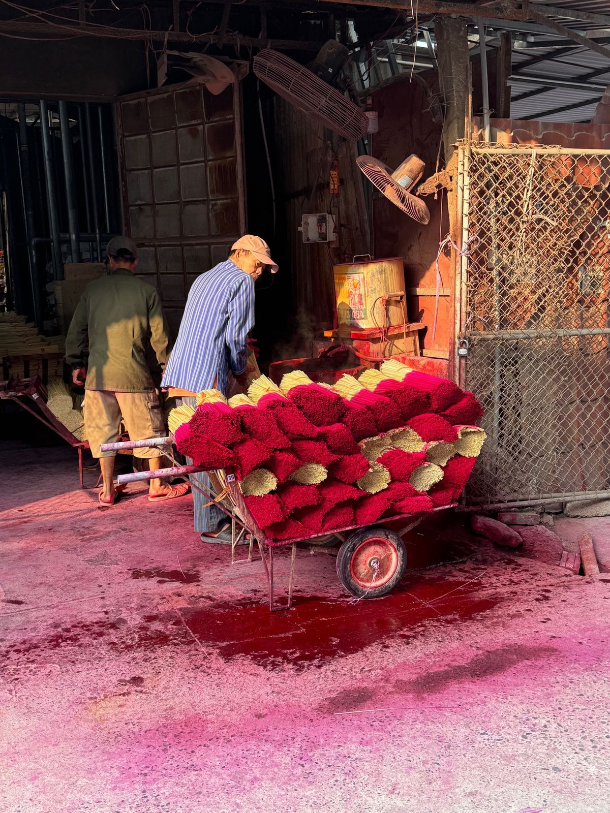 クワン　フウ　カウ線香村
●線香を作ってる風景
●コキアみたいな線香束
●...
