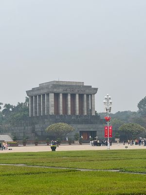 ベトナム　ハノイ
●国旗掲揚台
●ホーチミン廟
●クアンタン寺
●クアンタ...