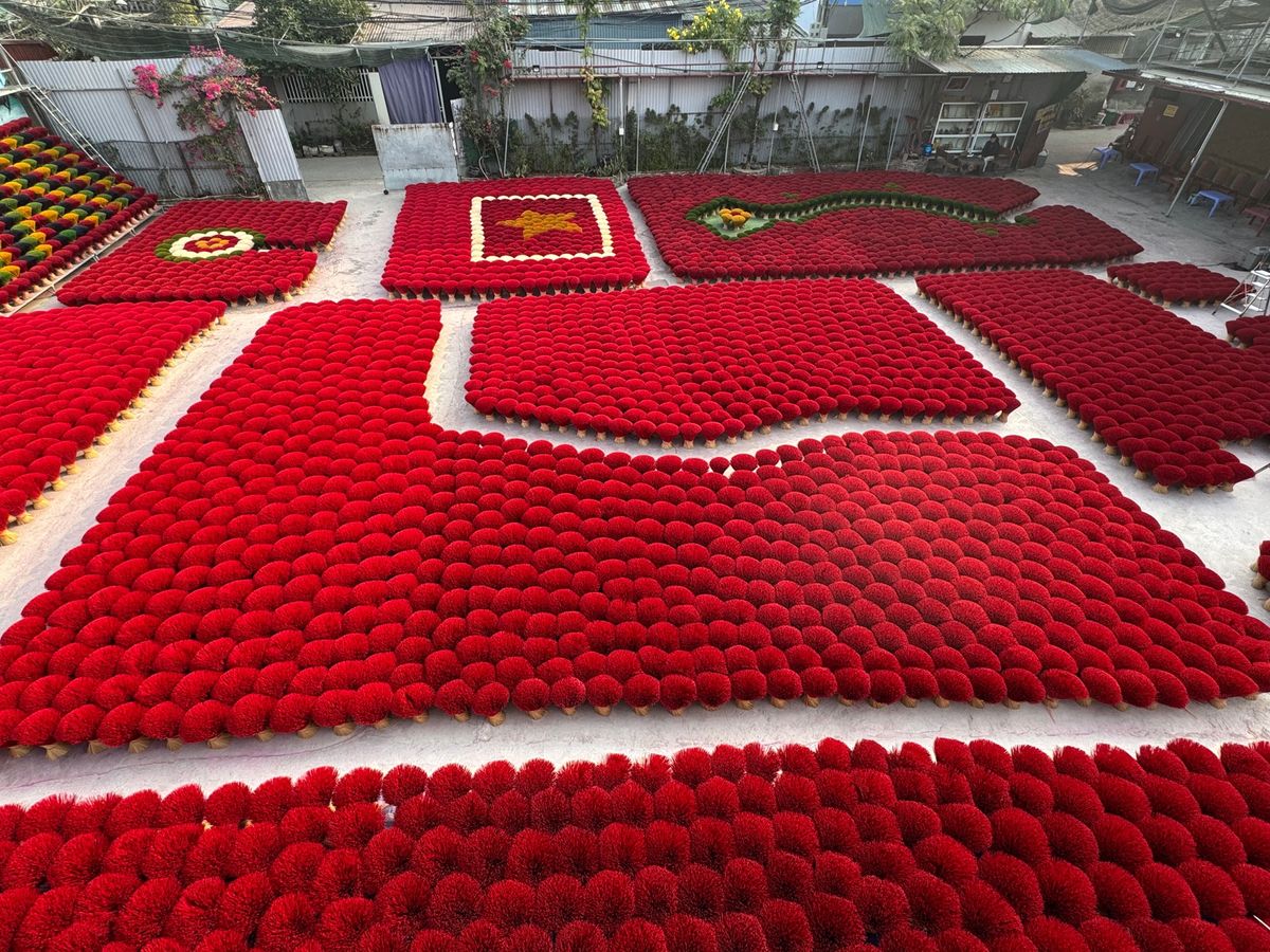 クワン　フウ　カウ線香村
●線香を作ってる風景
●コキアみたいな線香束
●...
