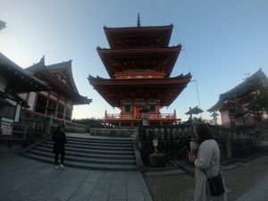 朝6時の清水寺。海外旅行者が多かった。