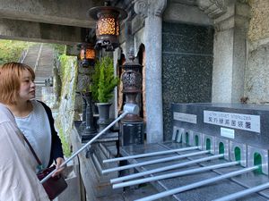 朝6時の清水寺。海外旅行者が多かった。