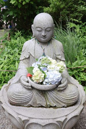 明月院といえばこの丸窓。紫陽花シーズンも終わり頃で、今日は人が少なめだった...