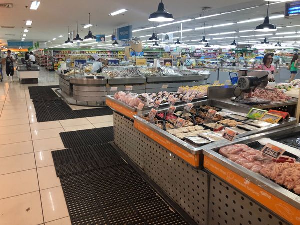 フィリピン・セブ「オスロブでジンベエザメと泳ぐ」の写真：スーパー行って、ジョリビー行って
宿で飲む