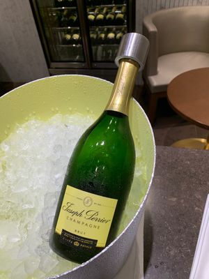 まずはJALのラウンジで、シャンパン🍾🥂を。
ピンチョス・お鮨・サラダ🥗・...