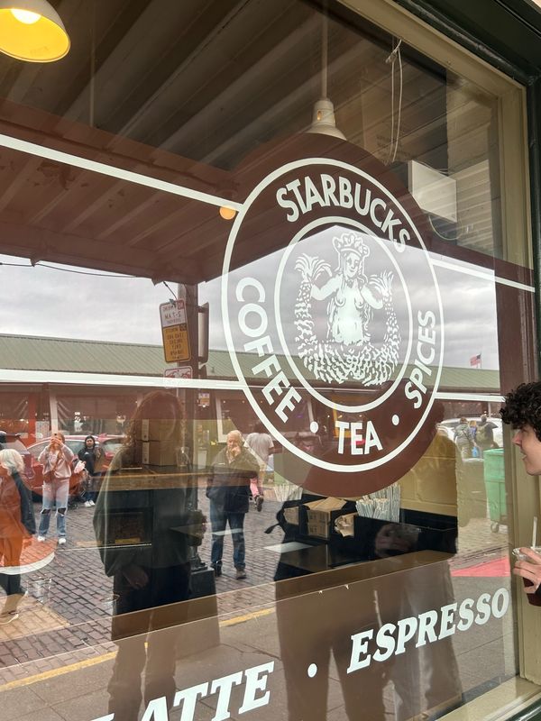 アメリカ(米国)・シアトル「カナダ（BC）＆アメリカ（ワシントン州）」の写真：シアトルのスターバックス1号店❗️