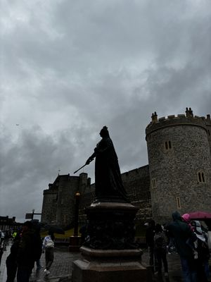 午前中はウィンザー城！
雨ざんざんでした。