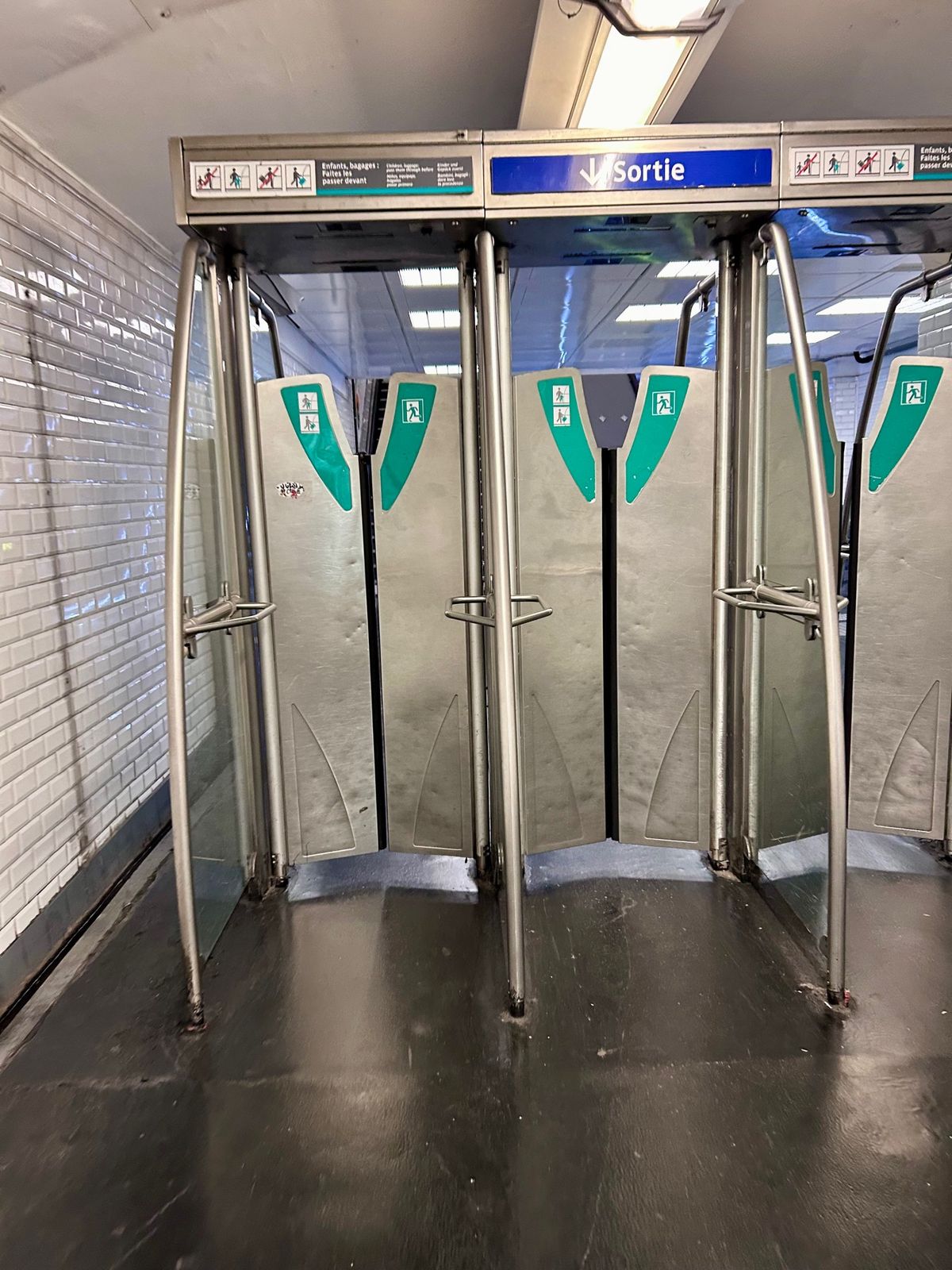 ホテルから地下鉄3号線ポン・ドゥ・ルヴァロワ・ベコン駅までは、徒歩5分もか...