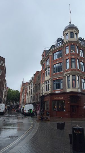 Denmark Streetで楽器屋に寄ったあと、
バスでハロッズまで
せ...