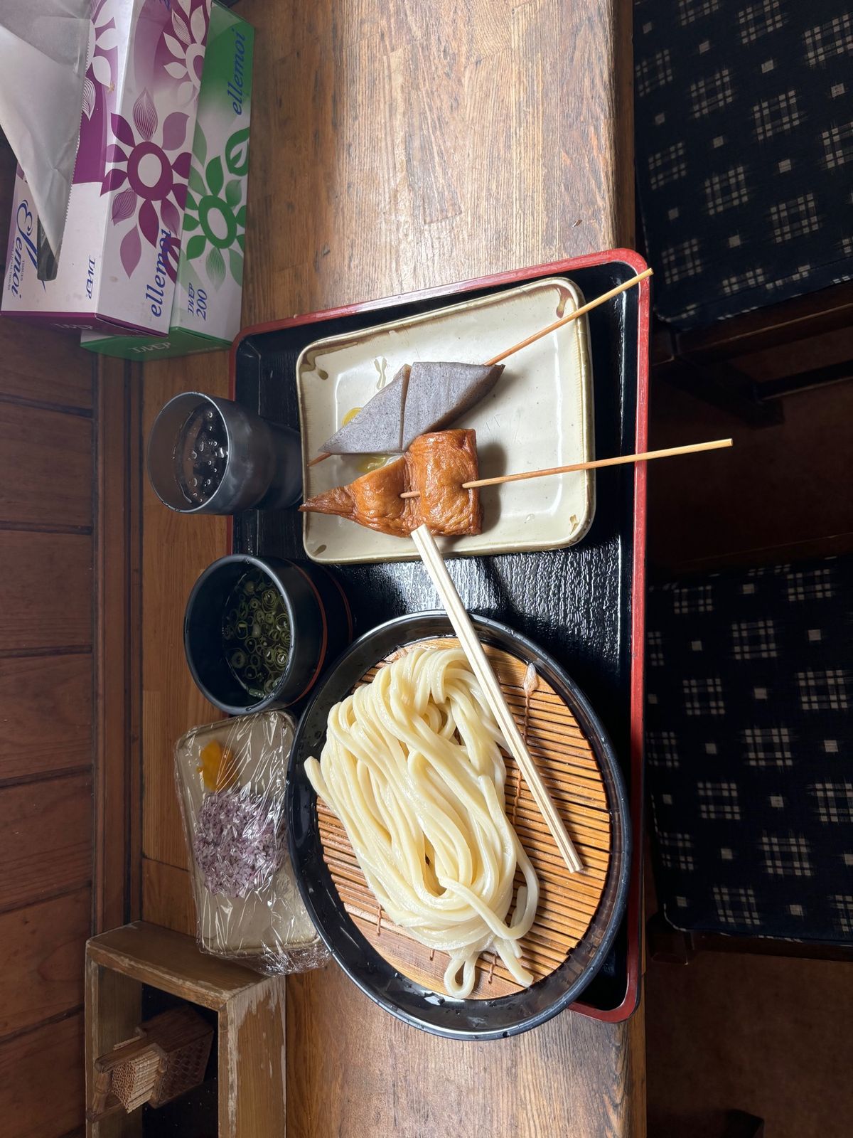東京に向けて出発前にうどんを食べ
高松空港で一休み