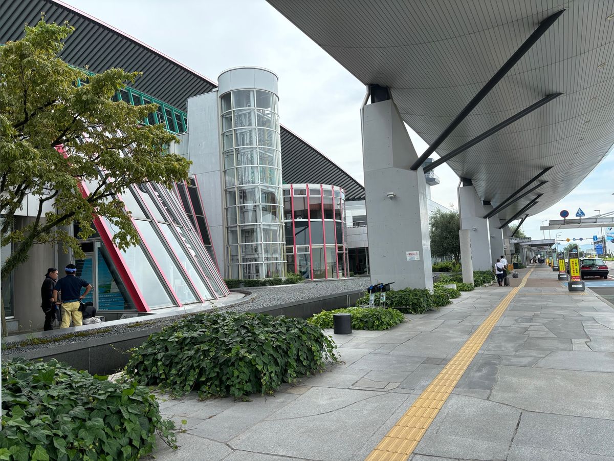 東京に向けて出発前にうどんを食べ
高松空港で一休み