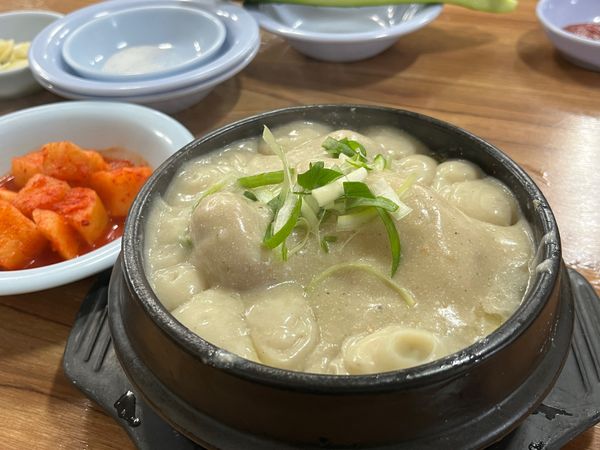 大韓民国 (韓国)・ソウル「韓国旅行」の写真：サムゲタンとコンククス
広蔵市場でキンパ...