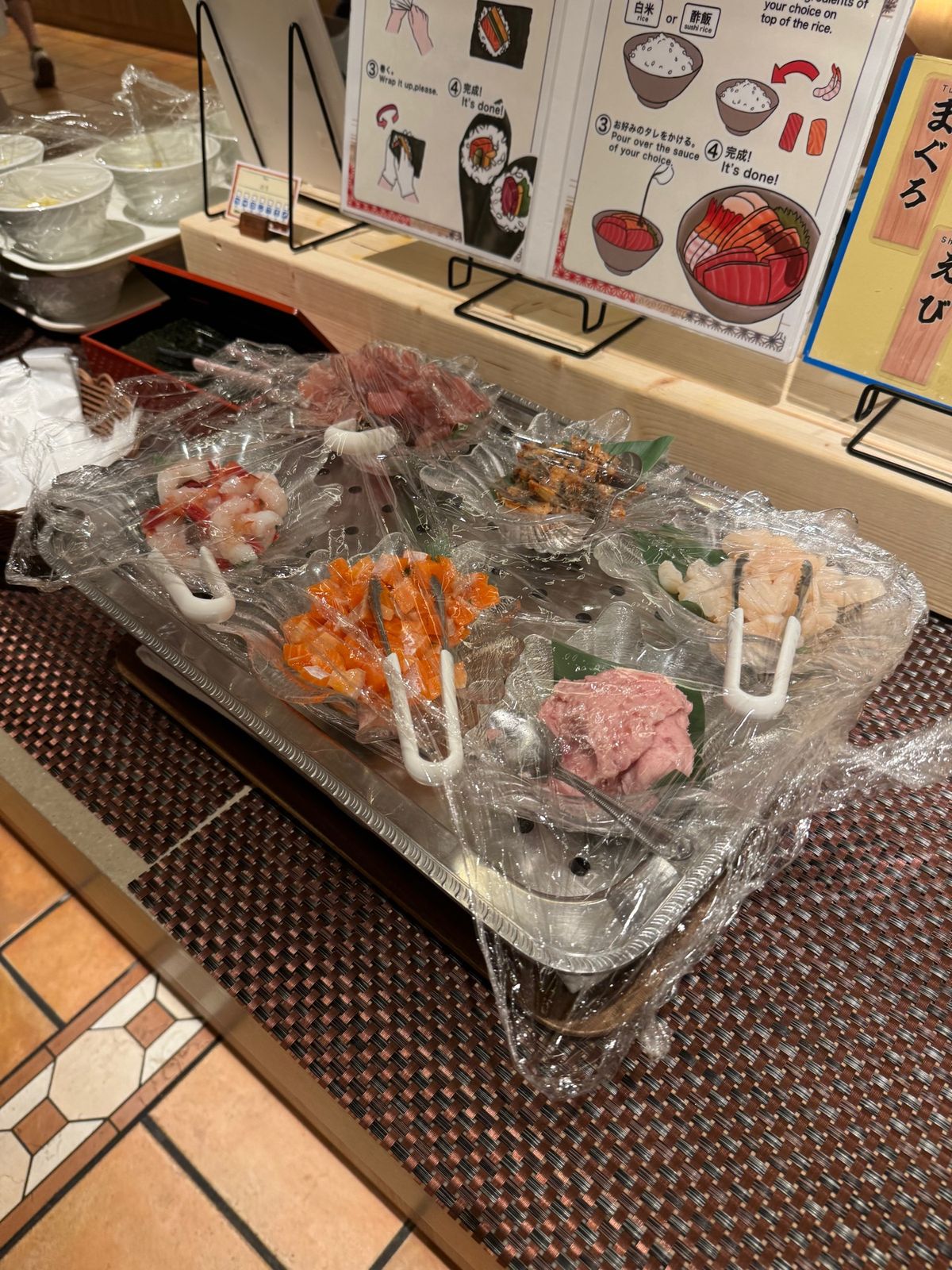 夕飯はホテルのブッフェ。そこまで広くないけど料理は充実してます！安易に子供...