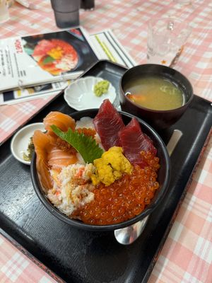 札幌市場外市場商店街

朝ごはんを食べに朝一へ。
「うめぇ堂」のウニ丼美味...